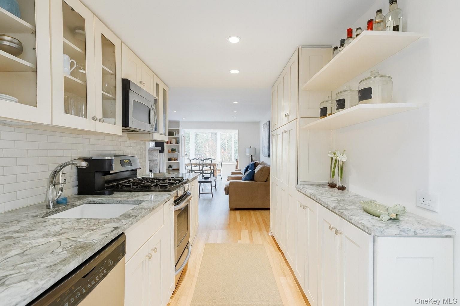 252 w 21 St Garden