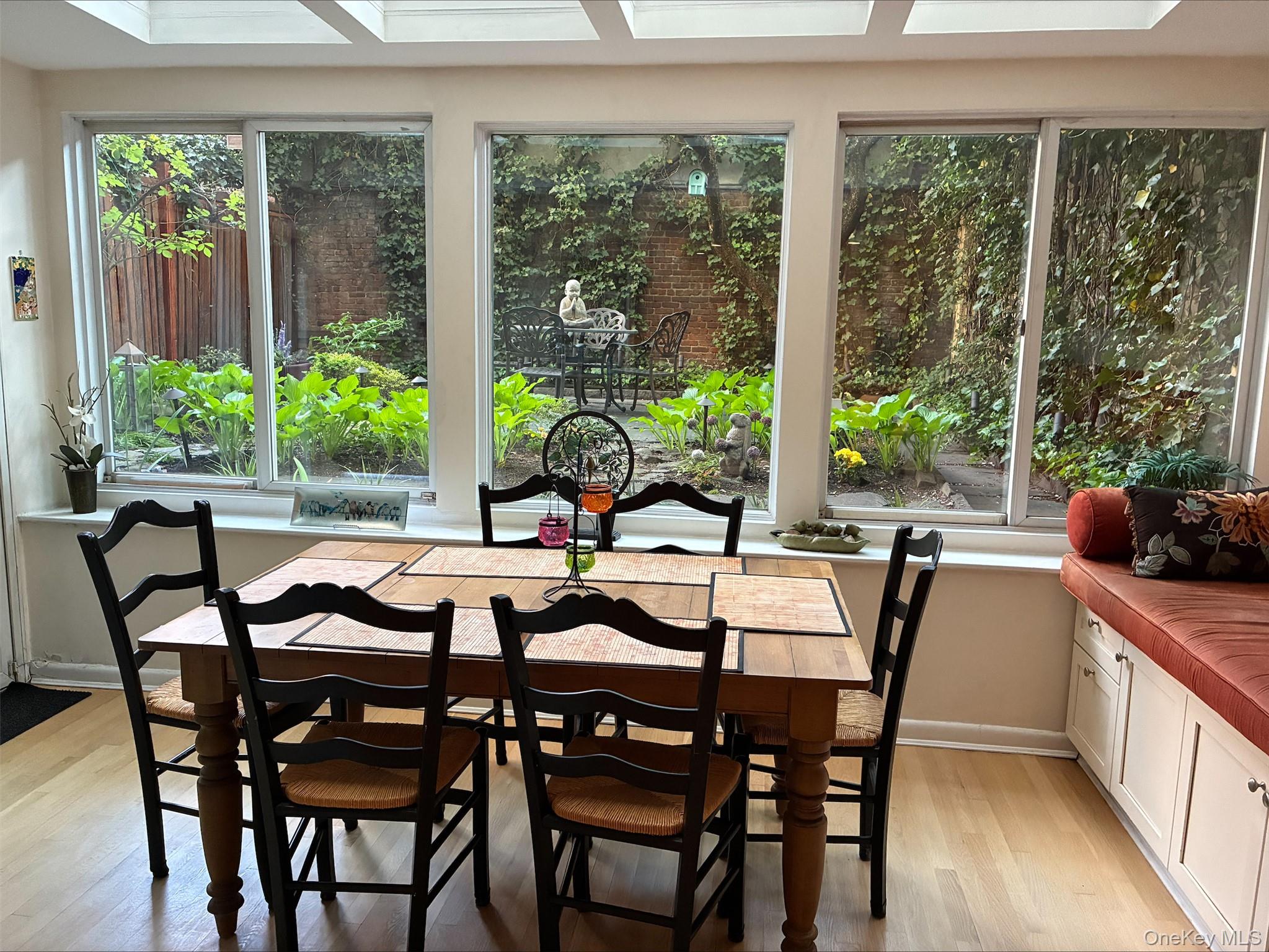 252 w 21 St Garden