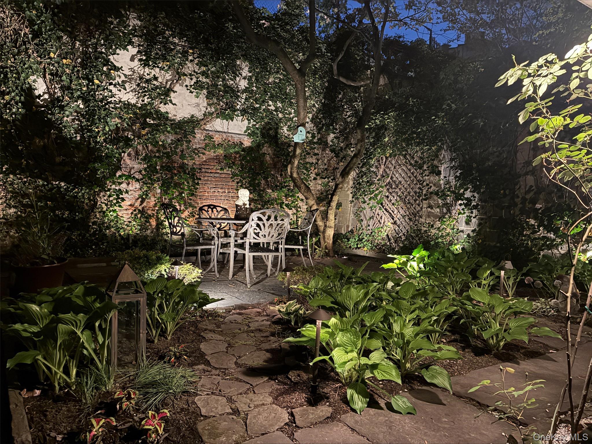 252 w 21 St Garden