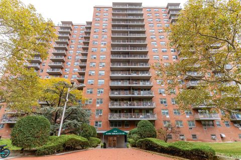 Photo of 3410 De Reimer Avenue #7F, Bronx, NY 10475 (MLS # 929705)
