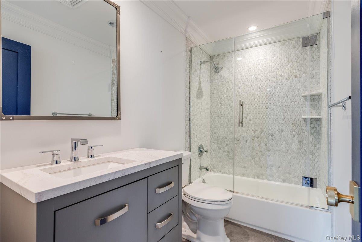 Huntington, New York 11743, United States, 2 Bedrooms Bedrooms, ,2 BathroomsBathrooms,Residential,Active,239685