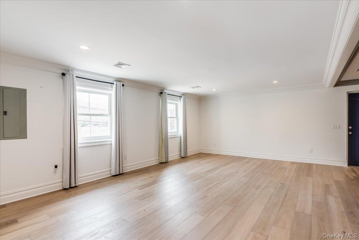 Huntington, New York 11743, United States, 2 Bedrooms Bedrooms, ,2 BathroomsBathrooms,Residential,Active,239685