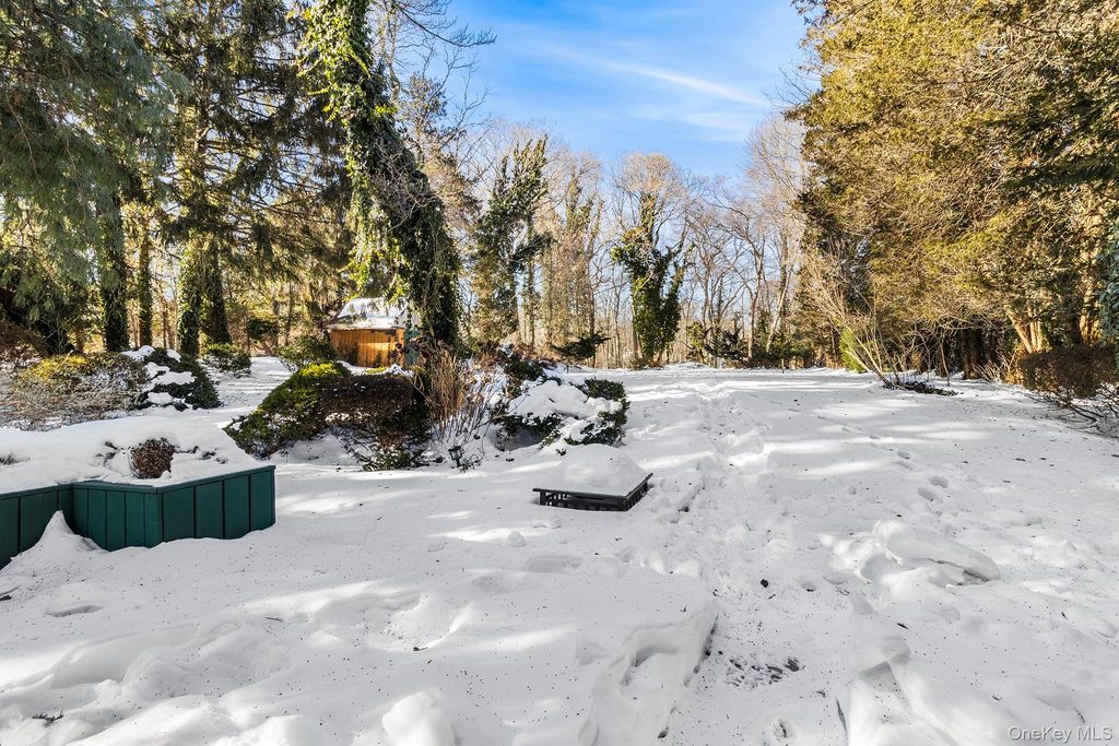 Photo of 43 Lewis Court, Huntington Station, NY 11746 (MLS # 960250)