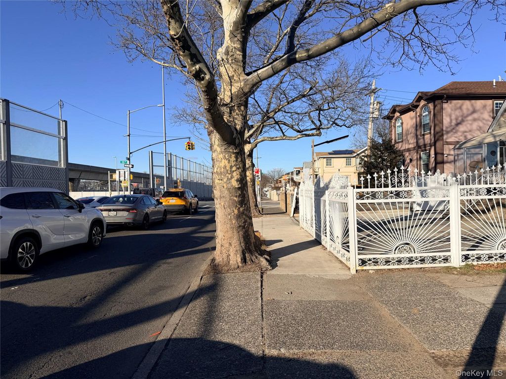 Photo of 13309 Van Wyck Expressway, Jamaica, NY 11436 (MLS # 966677)