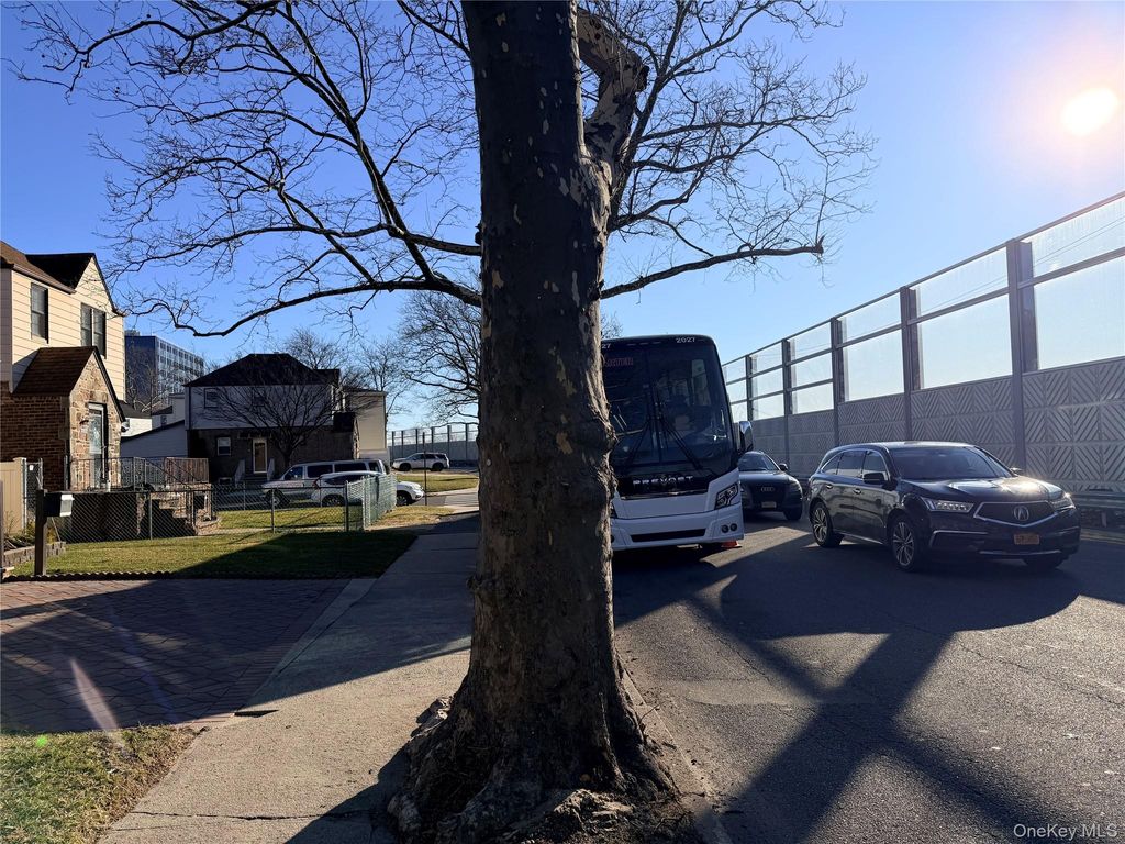 Photo of 13309 Van Wyck Expressway, Jamaica, NY 11436 (MLS # 966677)