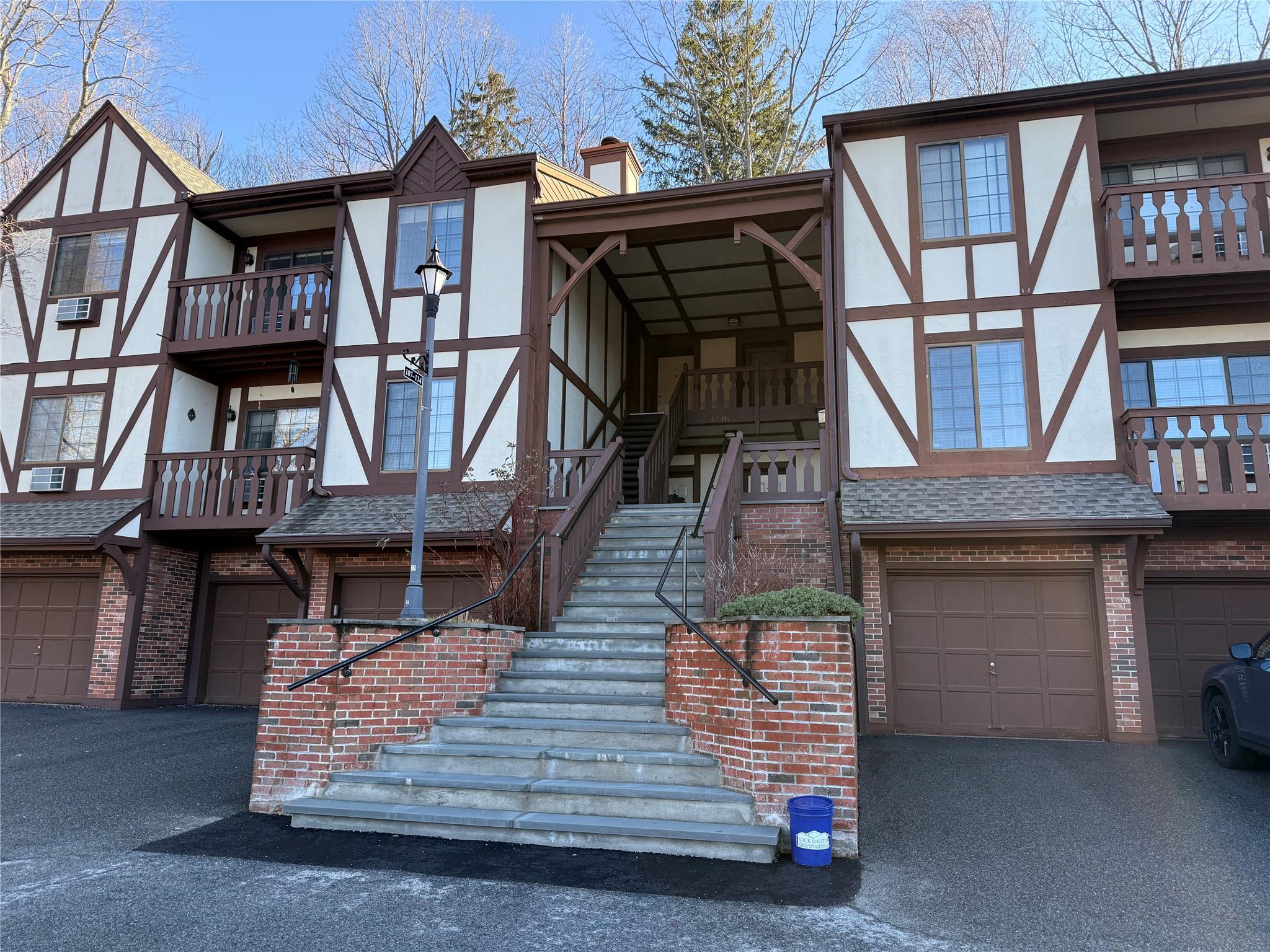 Foxwood Circle, Mount Kisco, New York - 1 Bedrooms  
1 Bathrooms - 