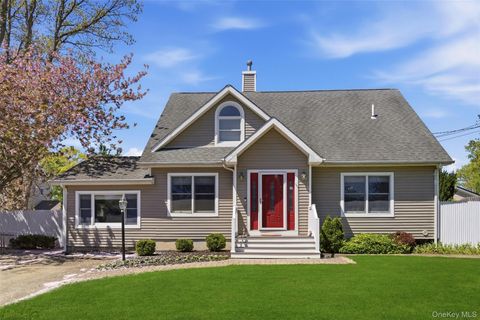 Homes For Sale - 5 E Haven Lane<br/> East Northport, NY 11731