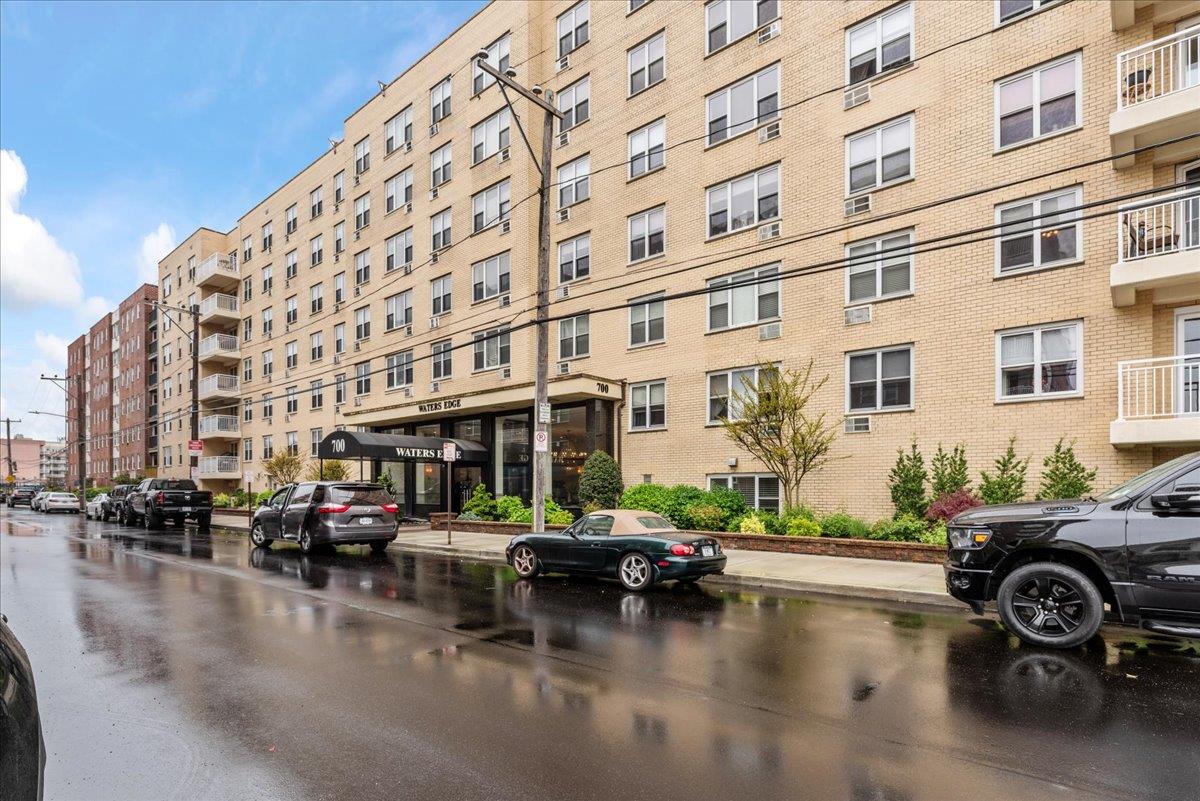 700 Shore Rd 7EE
