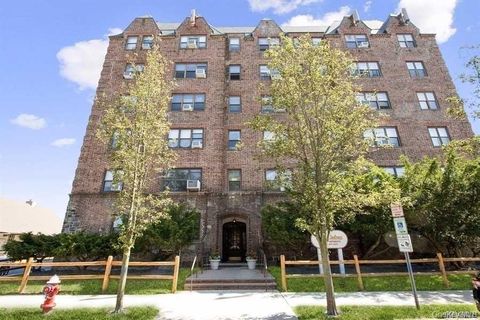 Condo For Sale - 141 Wyckoff Place #4A<br/> Woodmere, NY 11598