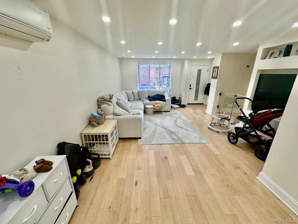 Photo of 13762 70th Road, Flushing, NY 11367 (MLS # 985994)