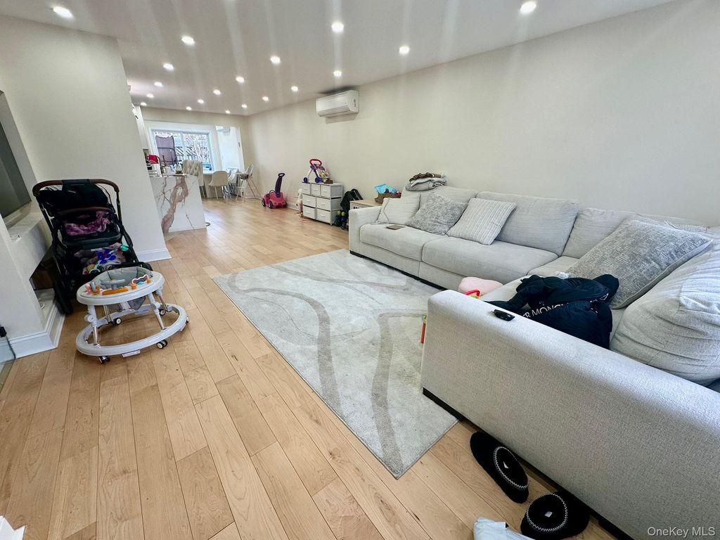 Photo of 13762 70th Road, Flushing, NY 11367 (MLS # 985994)