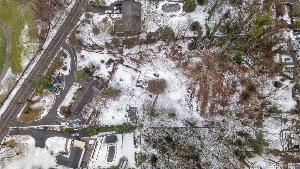 Photo of 33 Fleets Cove Road, Huntington, NY 11743 (MLS # 947246)