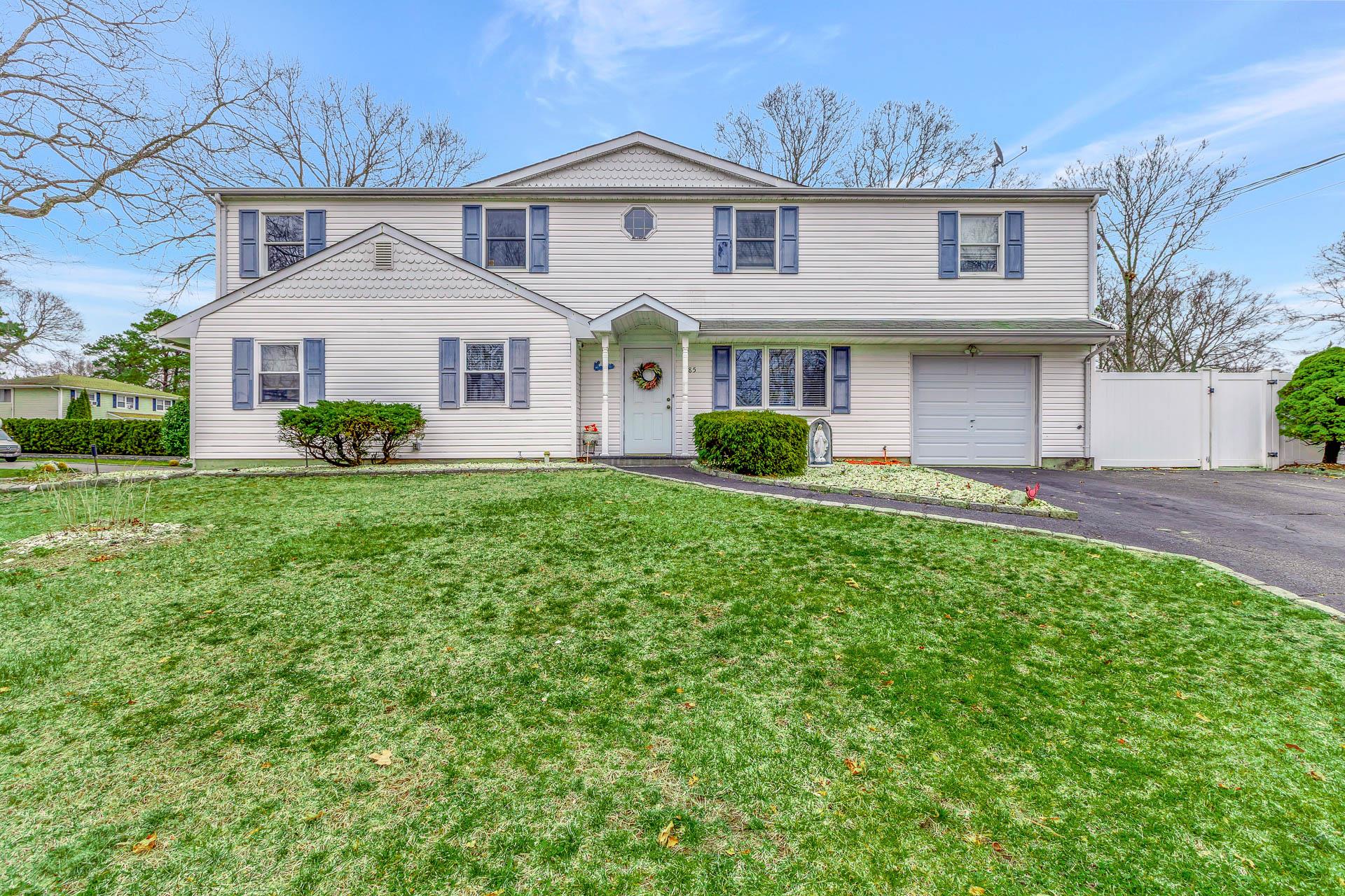 185 N Bicycle Path, Selden, New York image 1