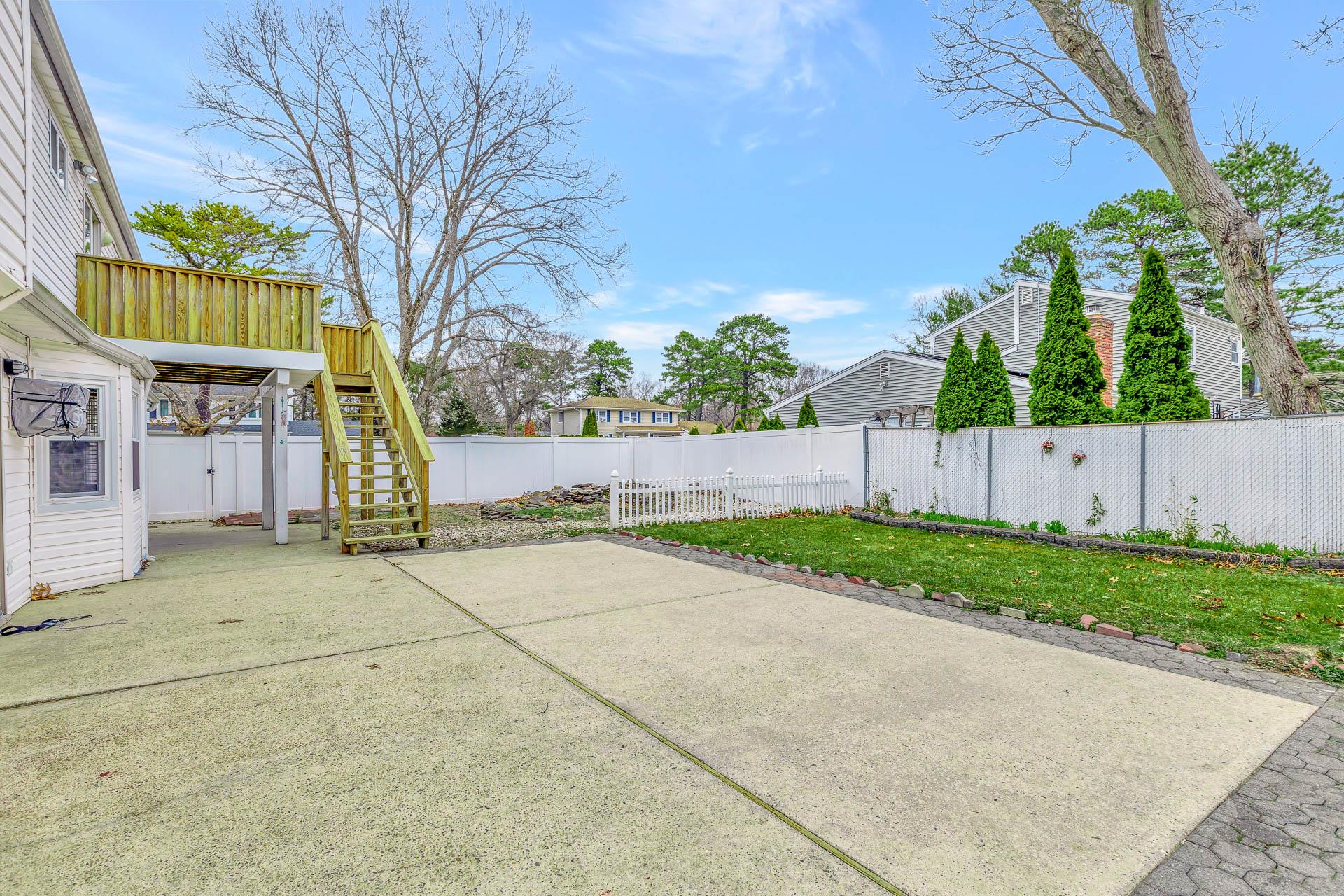 185 N Bicycle Path, Selden, New York image 34