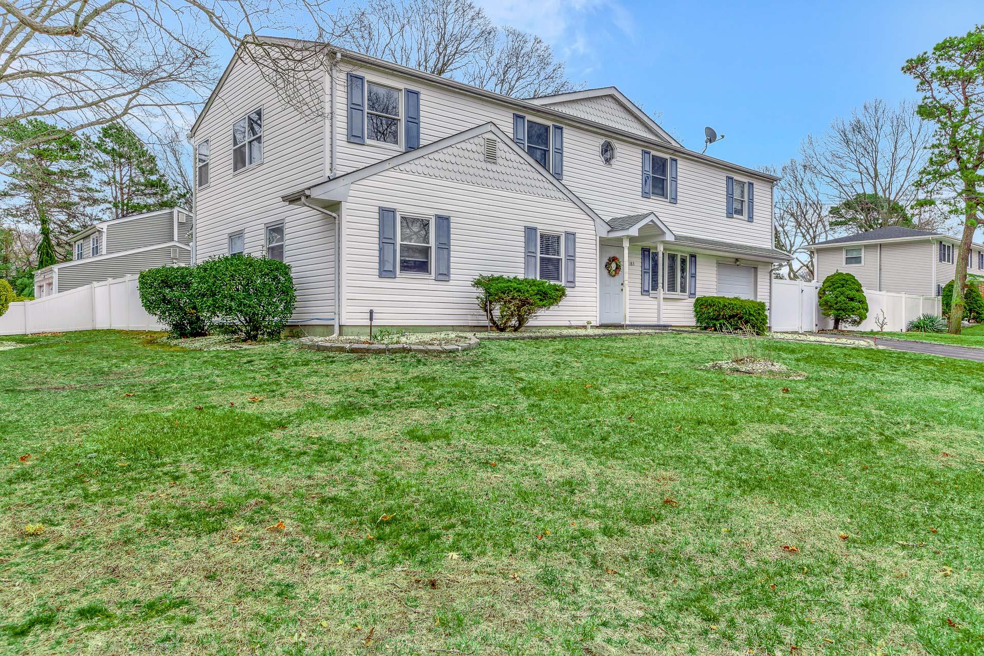 185 N Bicycle Path, Selden, New York image 3
