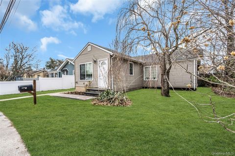 Photo of 6 Oakwood Avenue, Ronkonkoma, NY 11779 (MLS # 979045)
