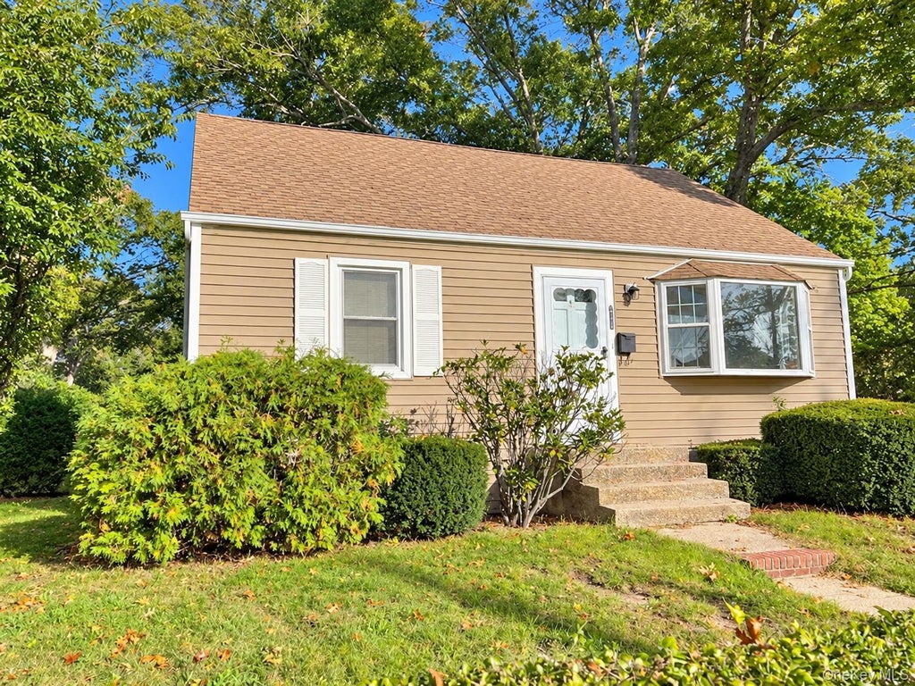Photo of 380 Gates Avenue W, Lindenhurst, NY 11757 (MLS # 1065580)