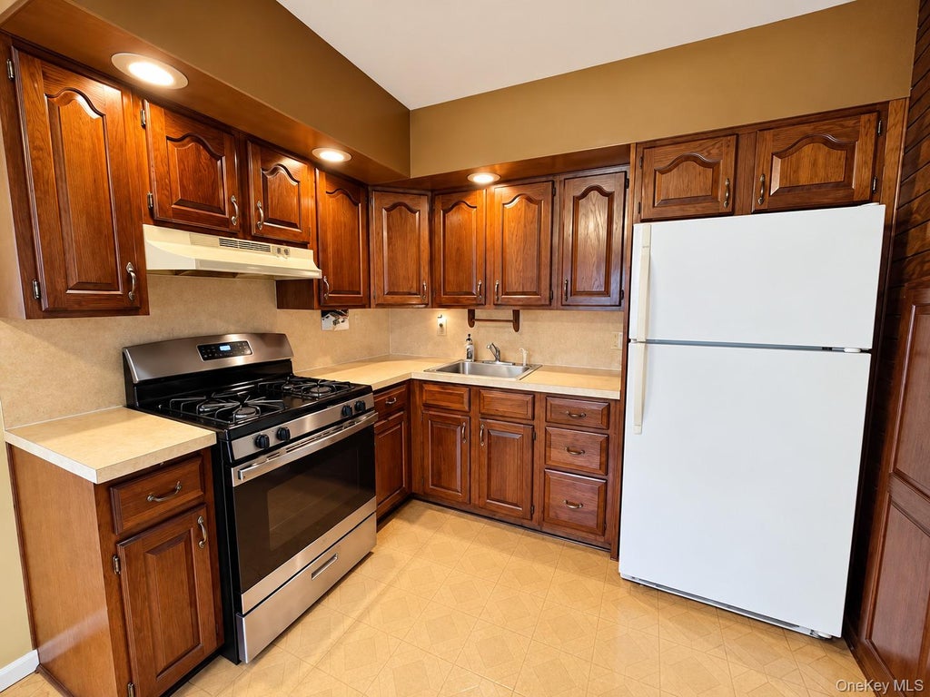 Photo of 380 Gates Avenue W, Lindenhurst, NY 11757 (MLS # 1065580)