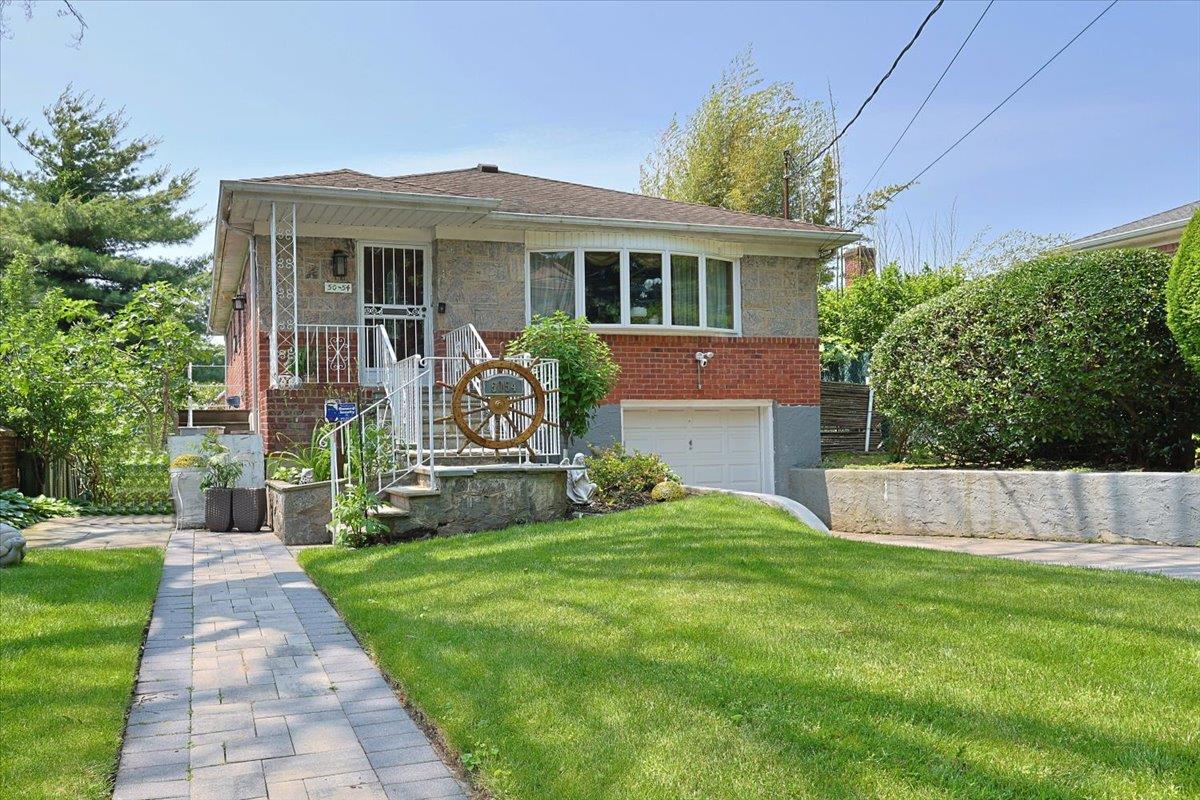Deepdale Place, Little Neck, Queens, NY - 3 Bedrooms  
3 Bathrooms  
7 Rooms - 