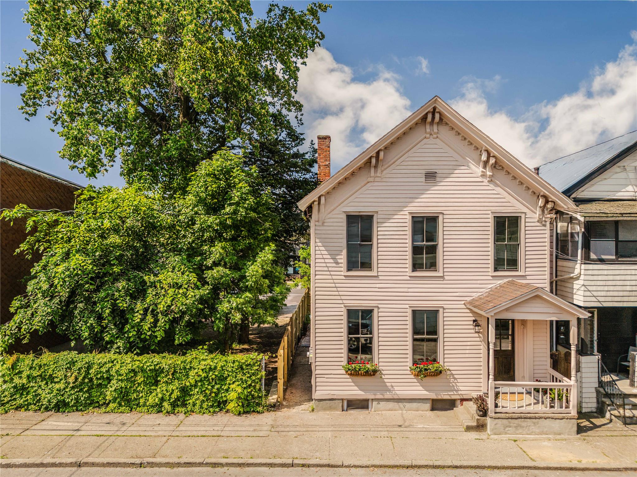 Robinson Street, Hudson, New York - 3 Bedrooms  
2 Bathrooms  
8 Rooms - 