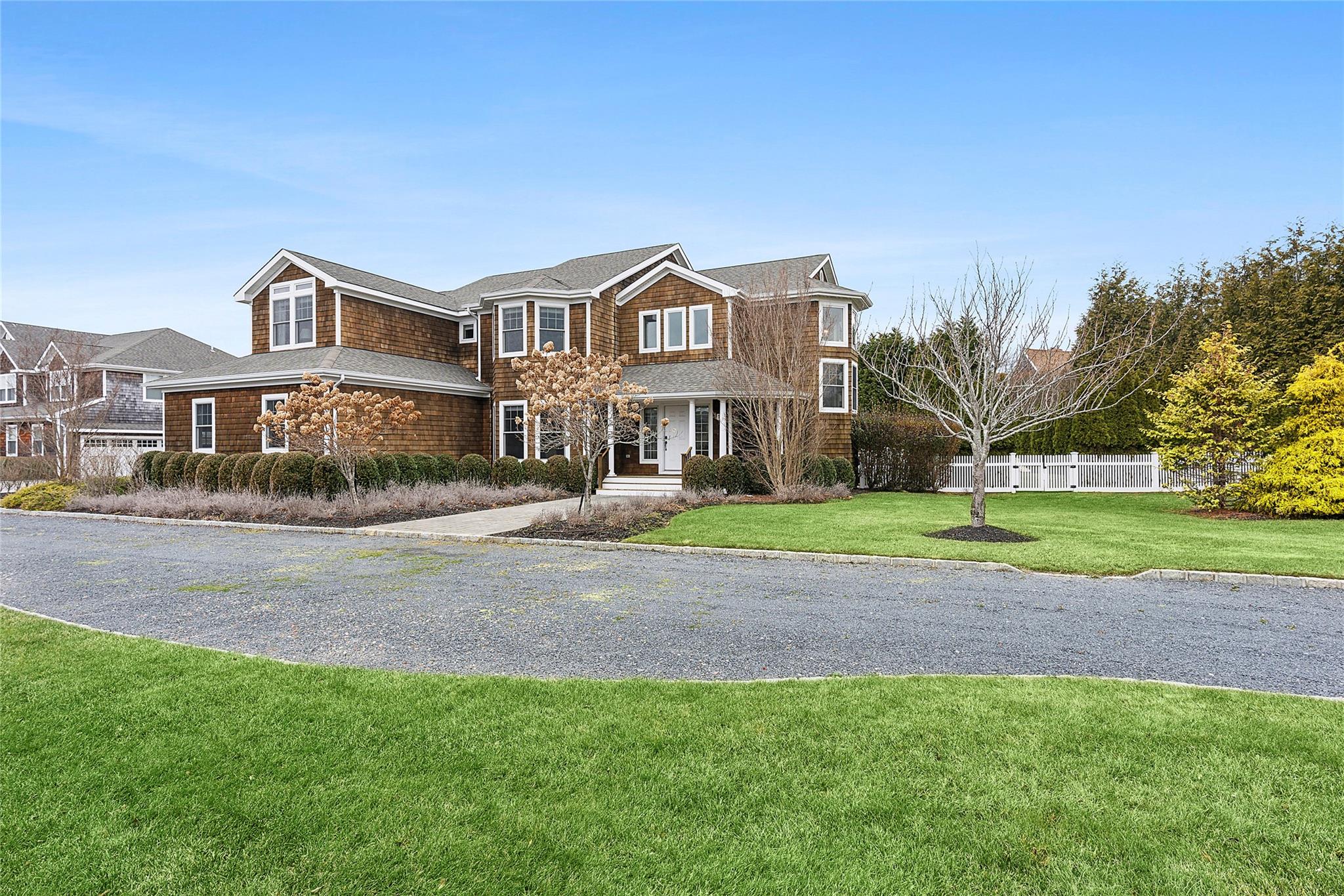 Summer Drive, Southampton, Hamptons, NY - 5 Bedrooms  
5 Bathrooms - 