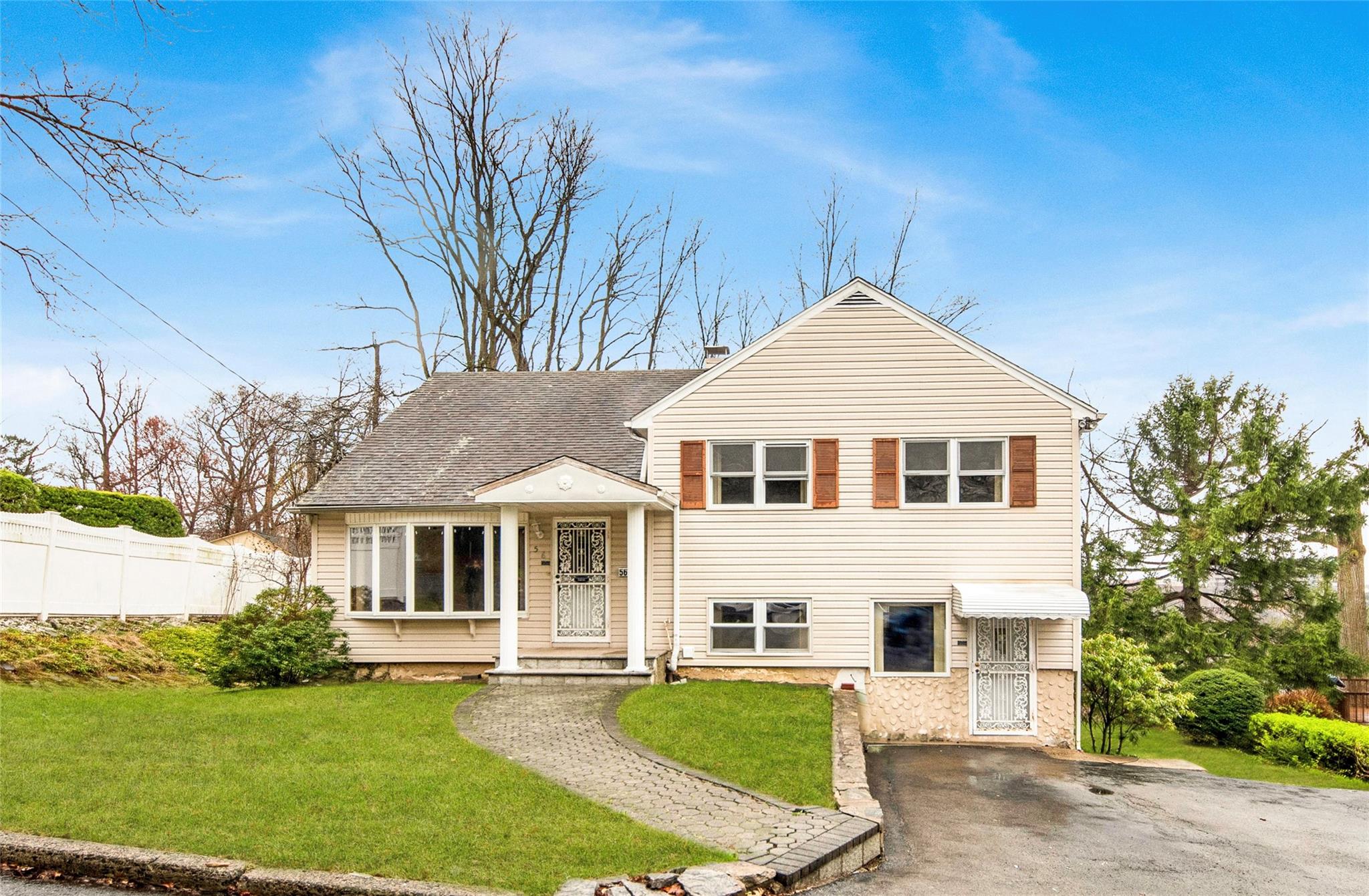 Montrose Road, Yonkers, New York - 3 Bedrooms  
2 Bathrooms  
8 Rooms - 