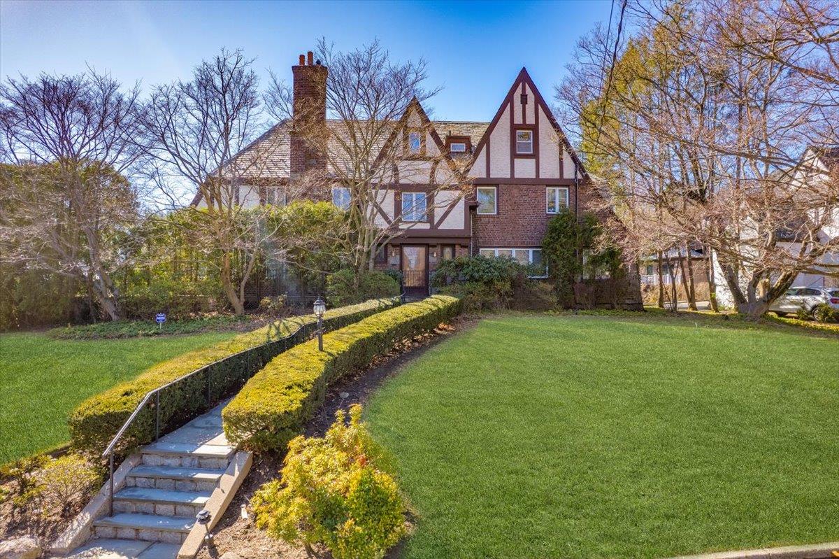 Property for Sale at Byworth Road, New Rochelle, New York - Bedrooms: 7 
Bathrooms: 6 
Rooms: 14  - $1,895,000