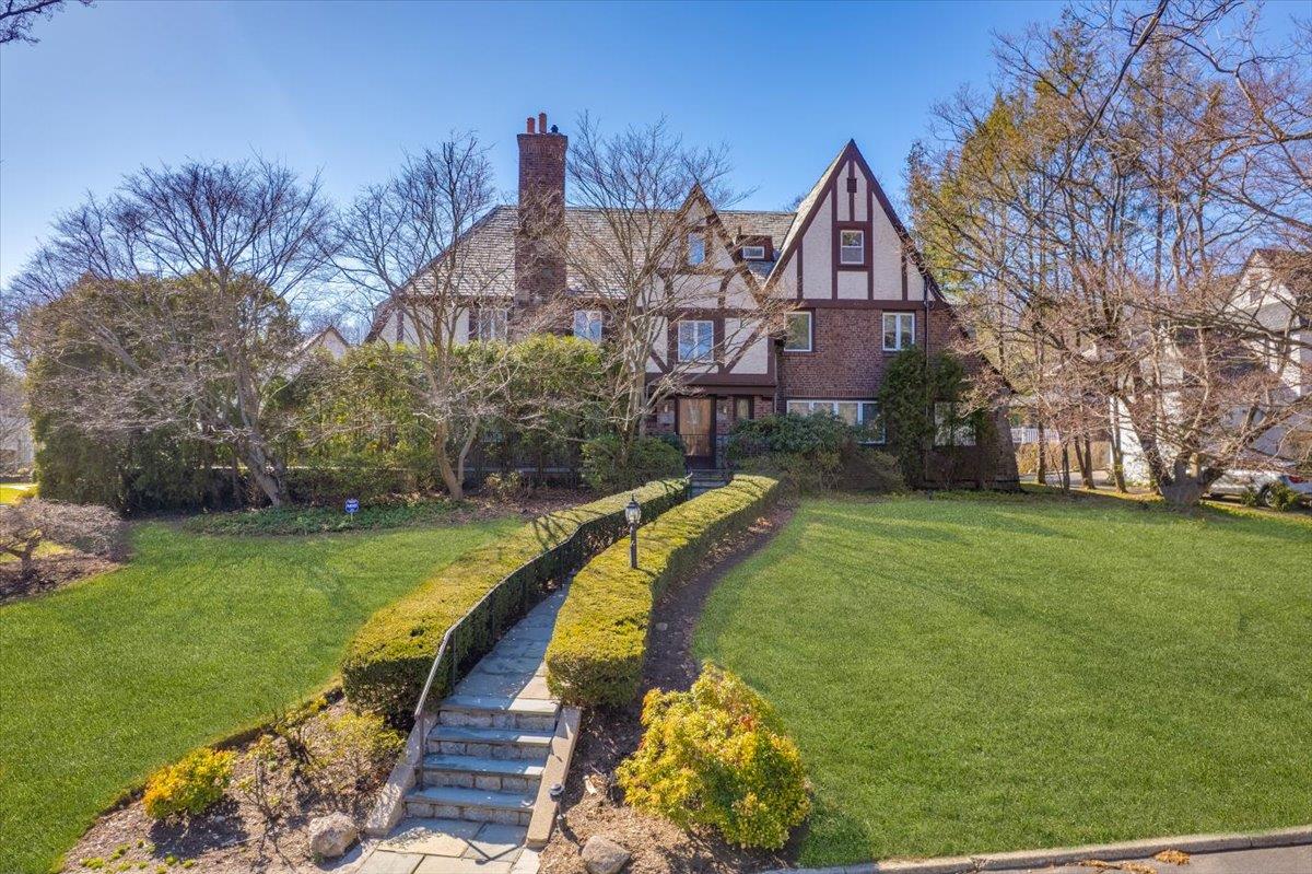Byworth Road, New Rochelle, New York - 7 Bedrooms  
6 Bathrooms  
14 Rooms - 
