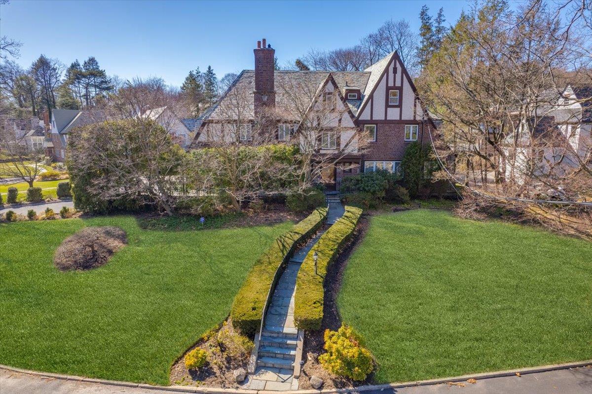10 Byworth Road, New Rochelle, Florida image 2