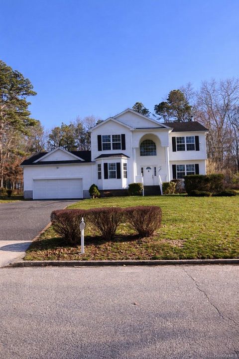 Homes For Sale - 136 Elizabeth Way<br/> Ridge, NY 11961