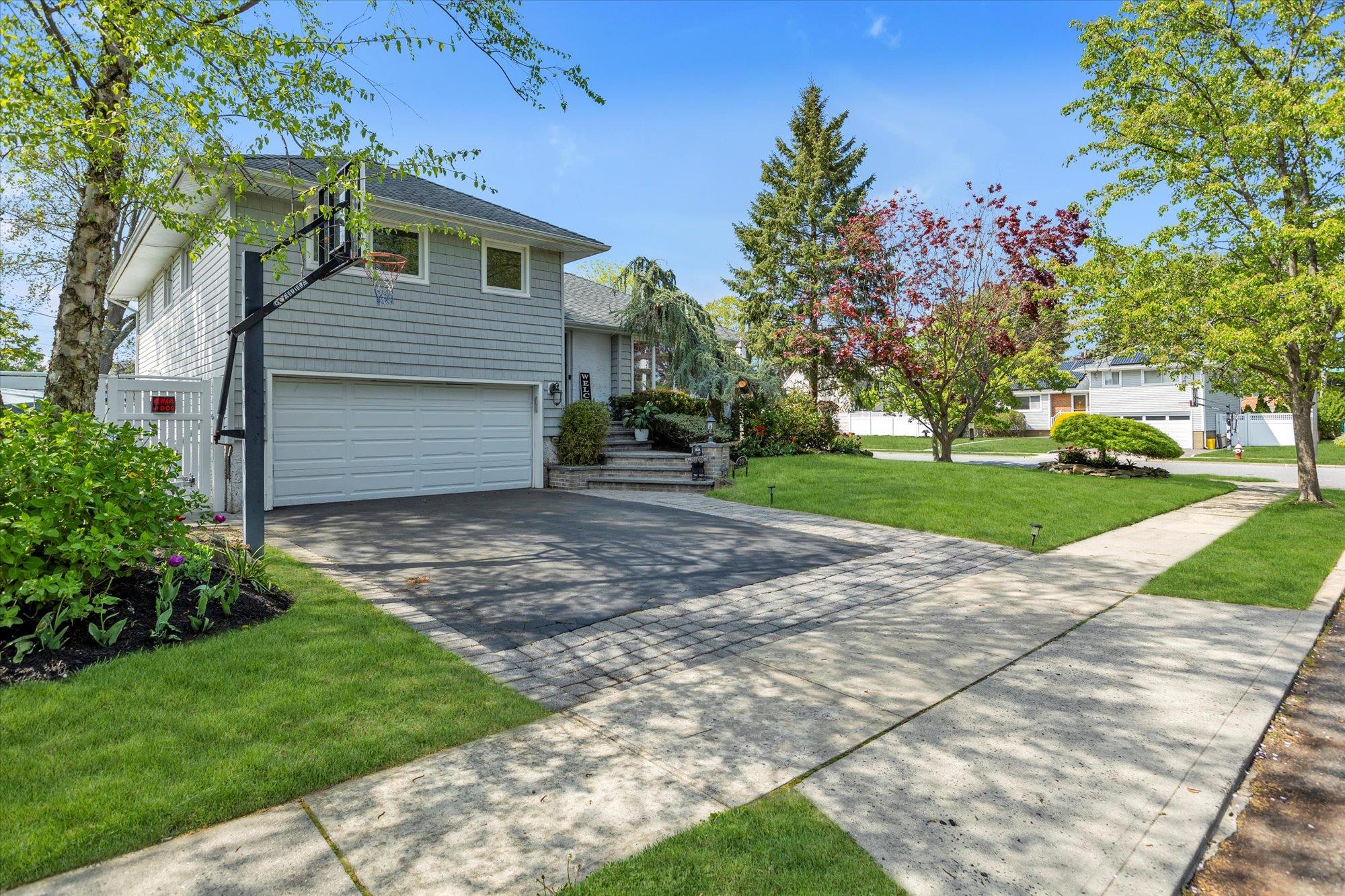 20 Village Road, Syosset, New York image 2