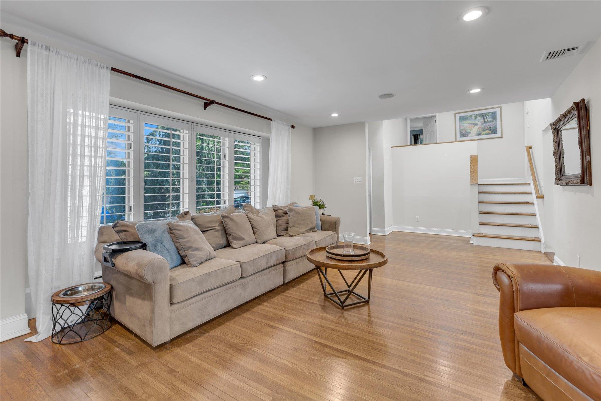 20 Village Road, Syosset, New York image 8