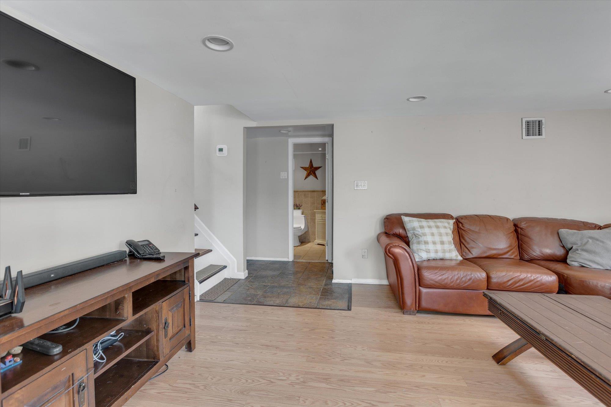 20 Village Road, Syosset, New York image 18