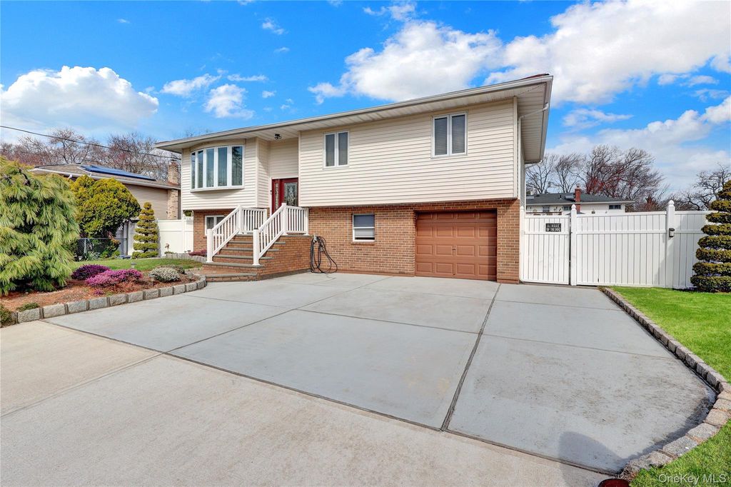 Photo of 320 Idaho Street, Lindenhurst, NY 11757 (MLS # 980276)