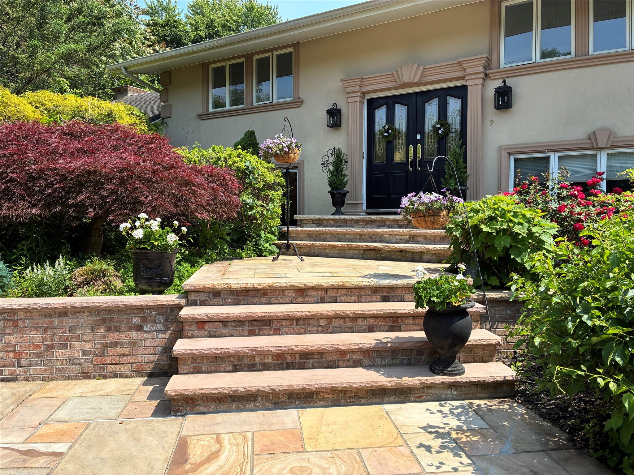 Hare Lane, East Setauket, Hamptons, NY - 5 Bedrooms  
2 Bathrooms - 