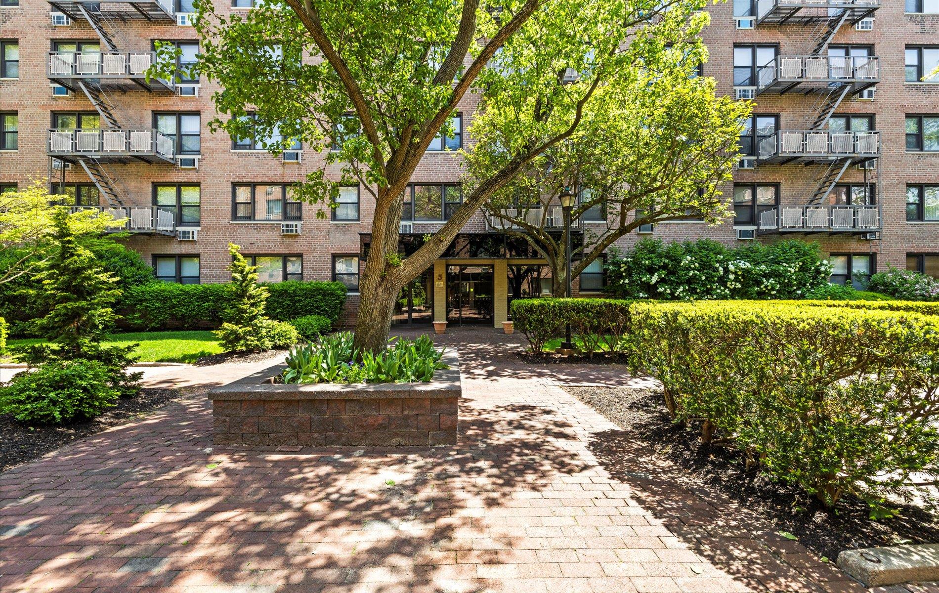 5 Birchwood Court #3N, Mineola, New York image 1