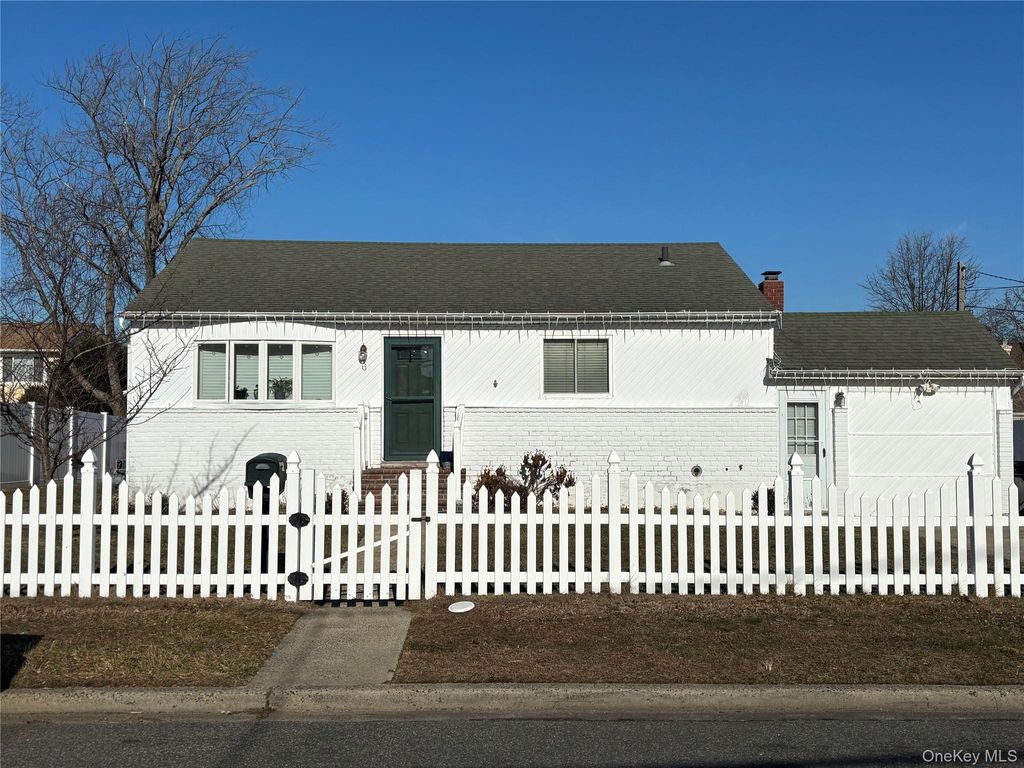 Photo of 6 E Kissimee Road, Lindenhurst, NY 11757 (MLS # 953263)