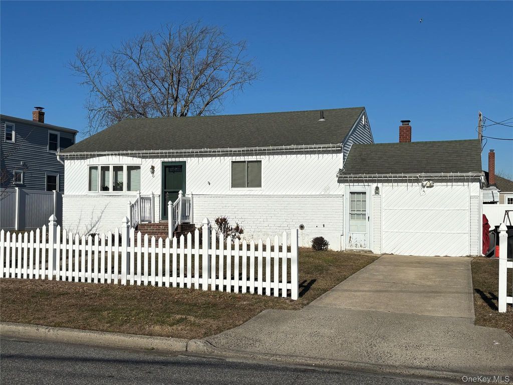 Photo of 6 E Kissimee Road, Lindenhurst, NY 11757 (MLS # 953263)