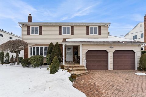 Homes For Sale - 44 Wallace Drive<br/> Plainview, NY 11803