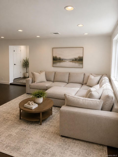 Photo of 10 Bellingham Lane, Great Neck, NY 11023 (MLS # 1065431)