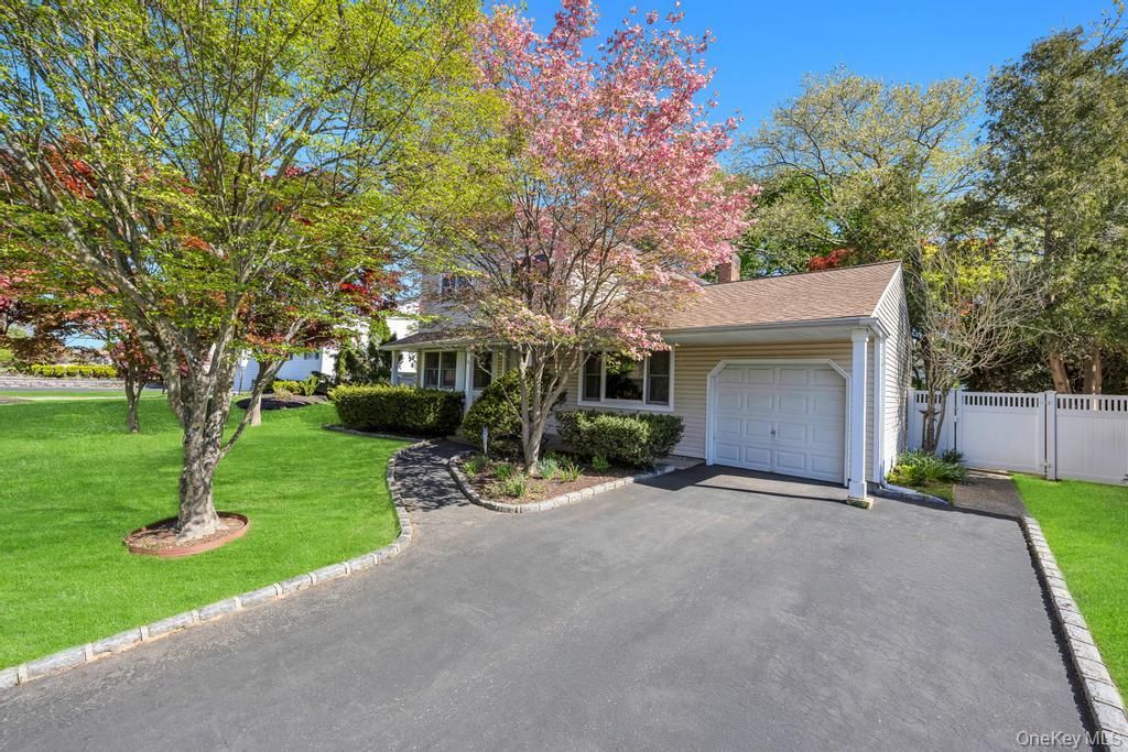 Photo of 18 Columbine Lane, Kings Park, NY 11754 (MLS # 997168)