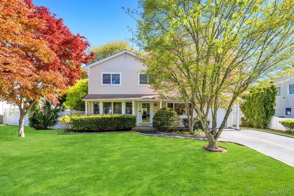 Photo of 18 Columbine Lane, Kings Park, NY 11754 (MLS # 997168)