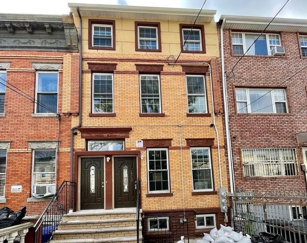 164th Street 2nd Floor, Jamaica, Queens, NY - 3 Bedrooms  
3 Bathrooms  
9 Rooms - 