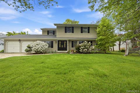Homes For Sale - 6 Frost Pond Road<br/> Greenlawn, NY 11740