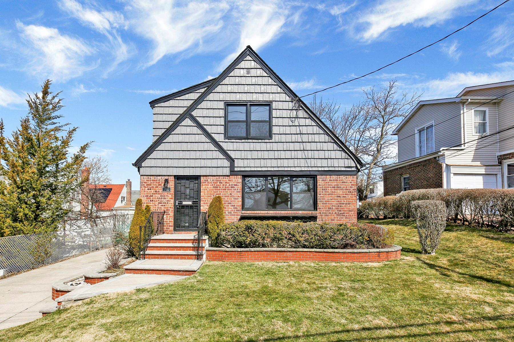 121st Avenue, Cambria Heights, Queens, NY - 6 Bedrooms  
3 Bathrooms  
8 Rooms - 