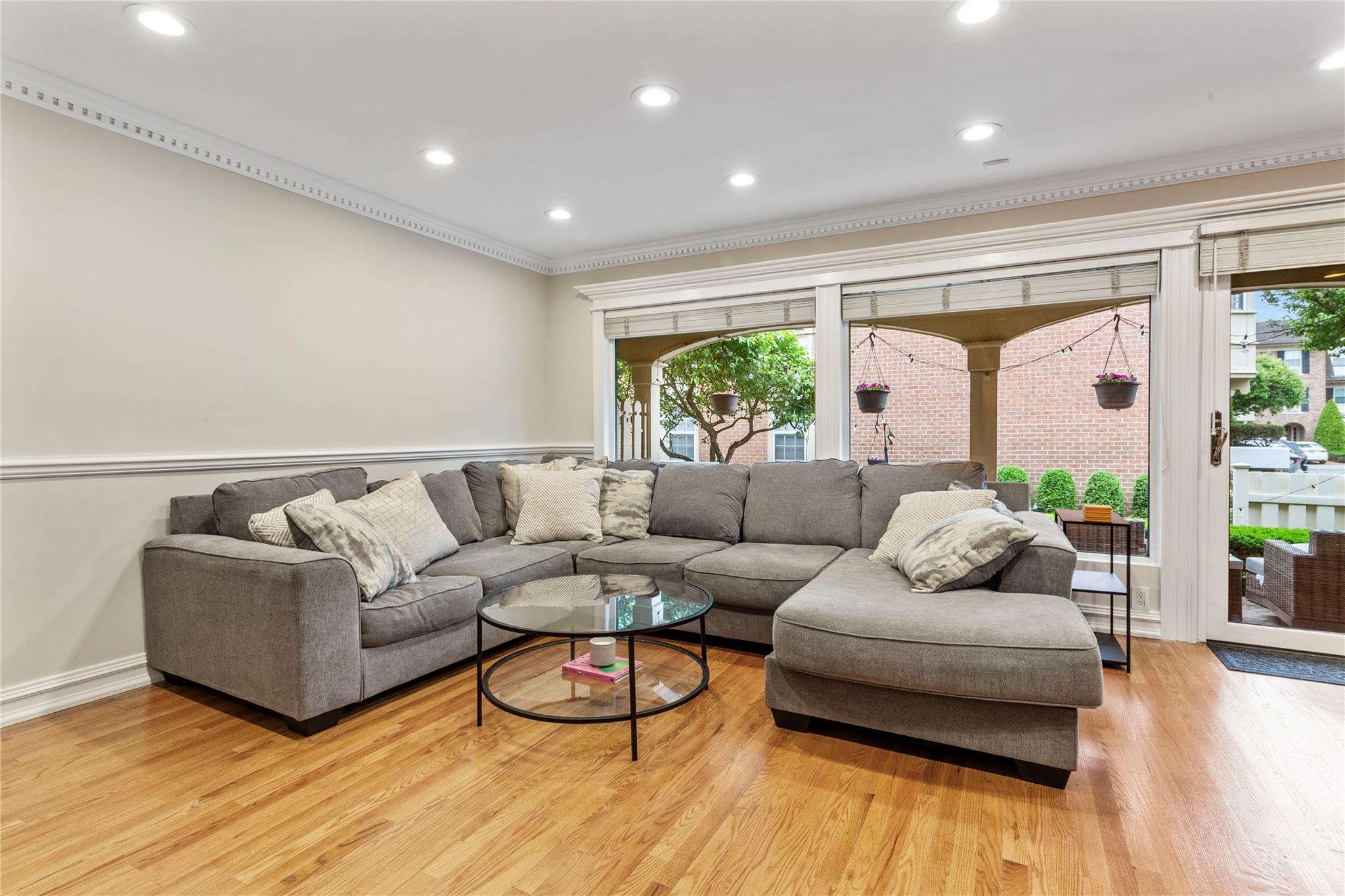 Estates Lane Triplex, Bayside, Queens, NY - 2 Bedrooms  
3 Bathrooms  
7 Rooms - 