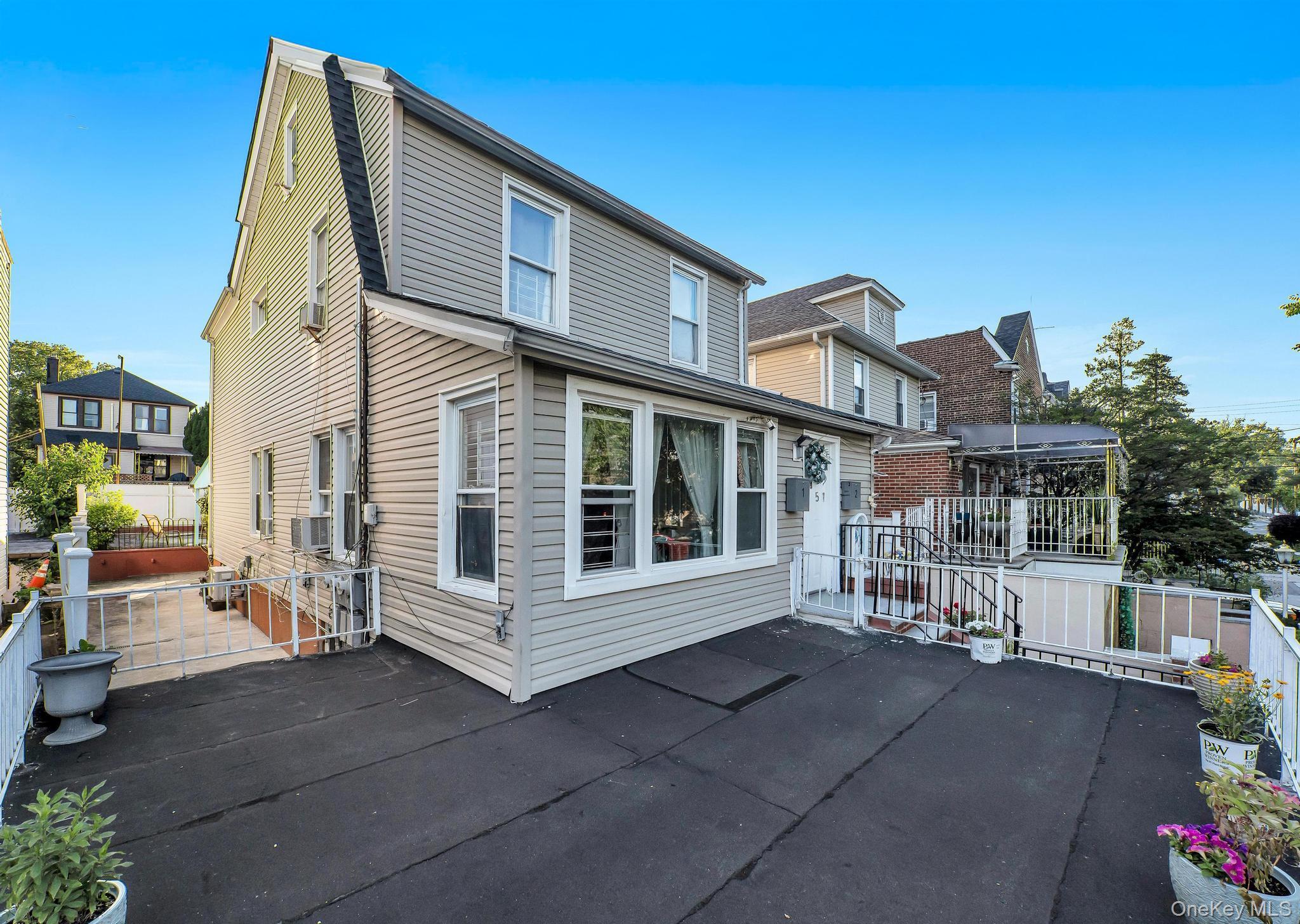 1651 Hering Avenue - Photo 3
