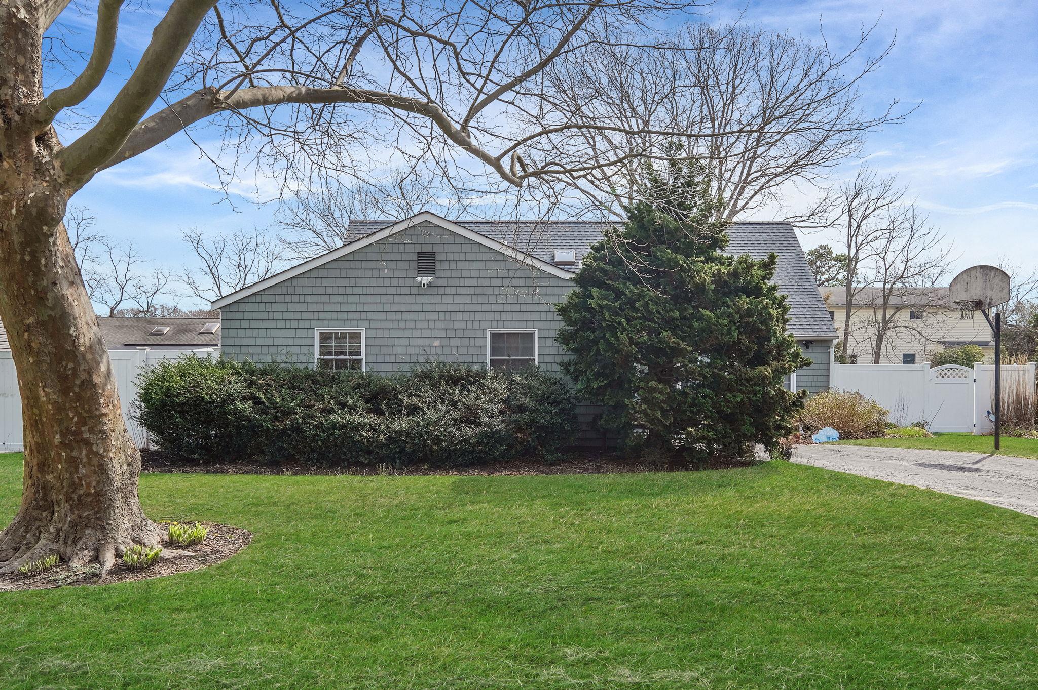 575 Bayport Avenue, Bayport, New York image 2