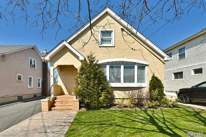 1000 Russell Street, Franklin Square, New York image 1
