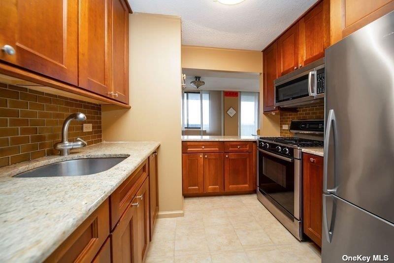 2 Bay Club Drive 16V